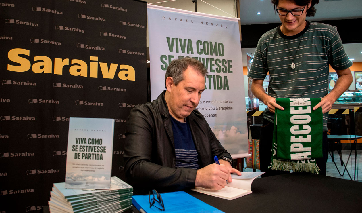 Rafael Henzel firmando su libro "Vive como si cada día fuera el último"