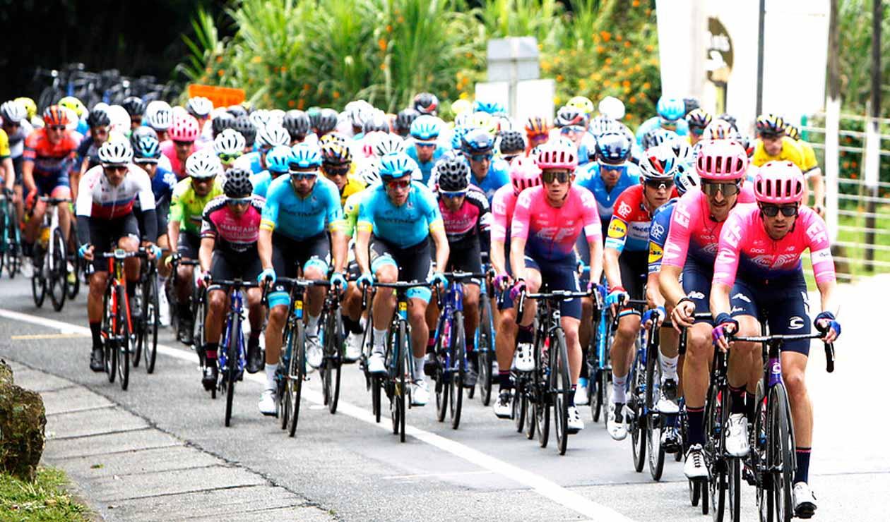 Imagen del pelotón principal durante la tercera etapa del Tour Colombia