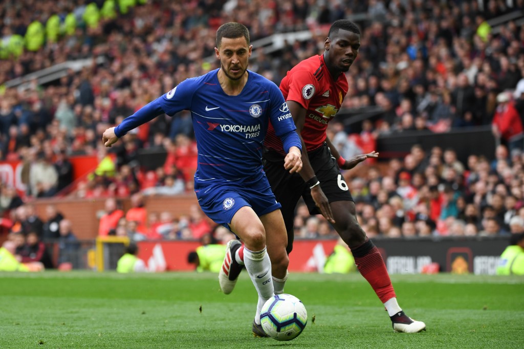 Eden Hazard y Paul Pogba en la disputa de un balón