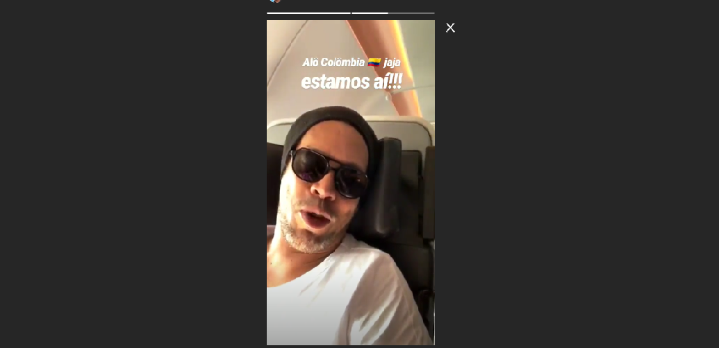 Ronaldinho viajando a Colombia
