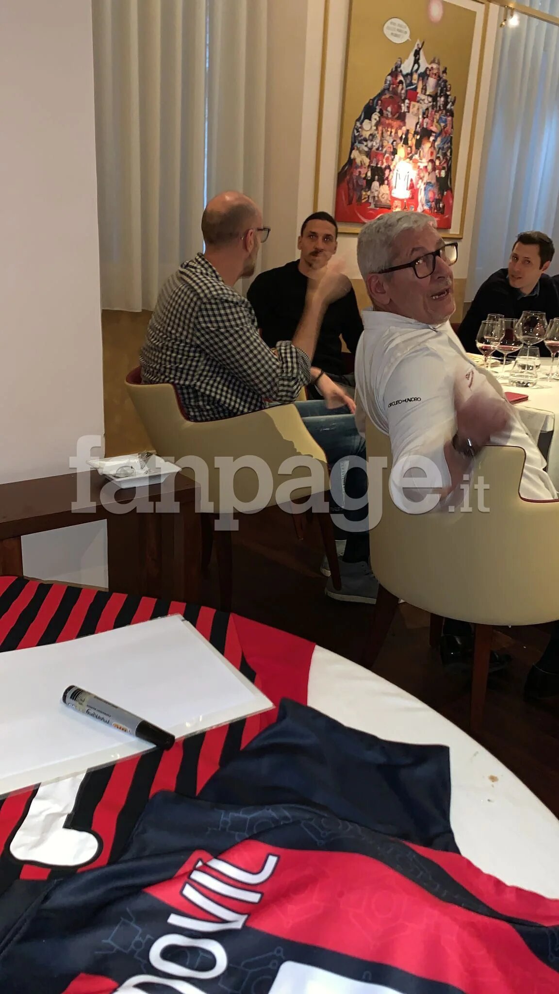Captura de pantalla: Zlatan Ibrahimovic en restaurante de Italia