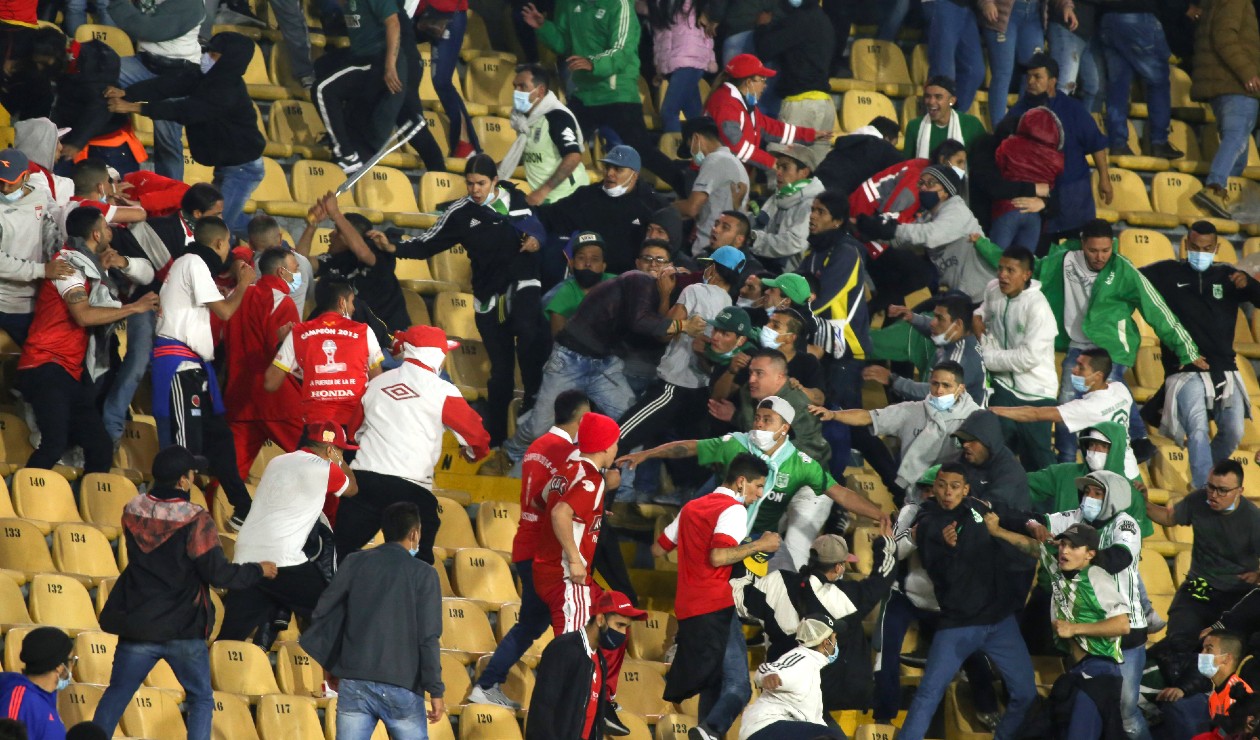Pelea entre hinchas de Nacional y Santa Fe en El Campín
