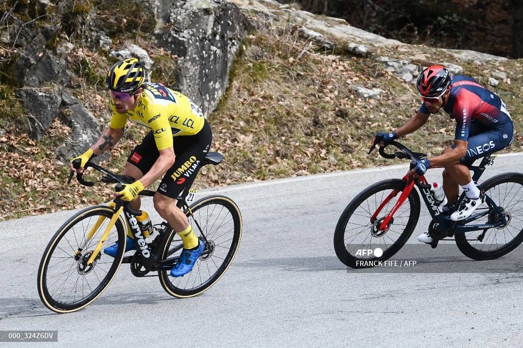 Daniel Martínez siguiendo a Primoz Roglic en la etapa 7 de la París Niza