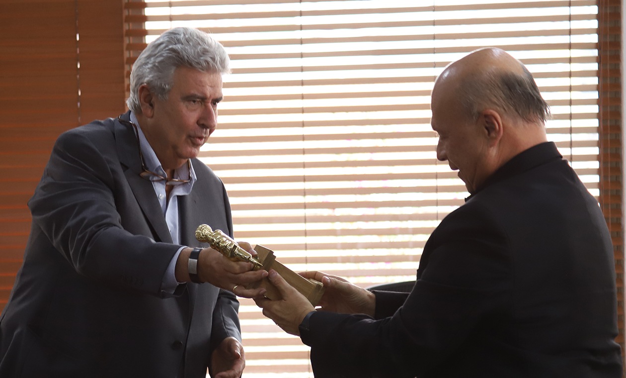 Carlos Antonio Vélez recibe el Micrófono de Oro por parte de RCN Radio