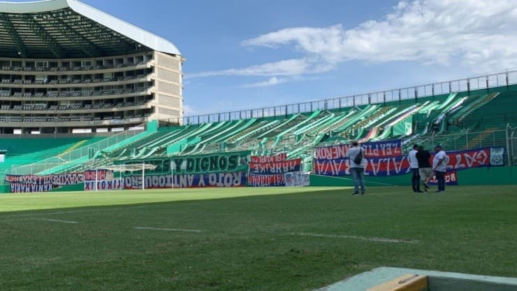 Barrabrava del Cali colgó trapos del DIM en el estadio