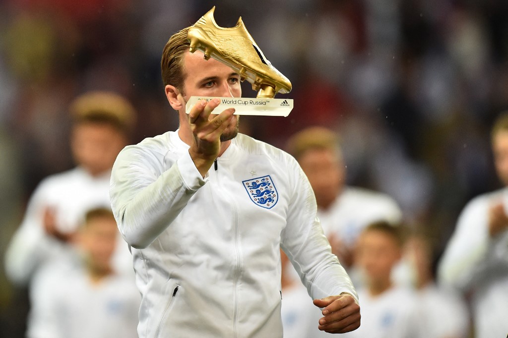 Harry Kane mostrando la Bota de Oro