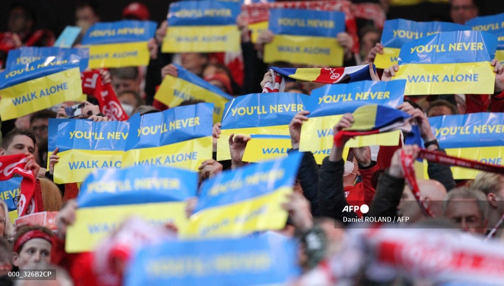 Fans del Liverpool rinden homenaje a los ucranianos, por la guerra en su país.