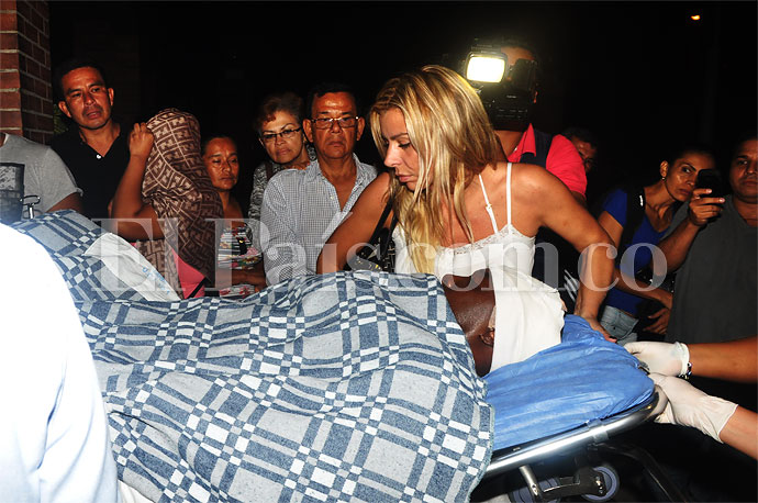Priscila Silvestre al lado de Freddy Rincón tras un accidente en Cali en 2013.