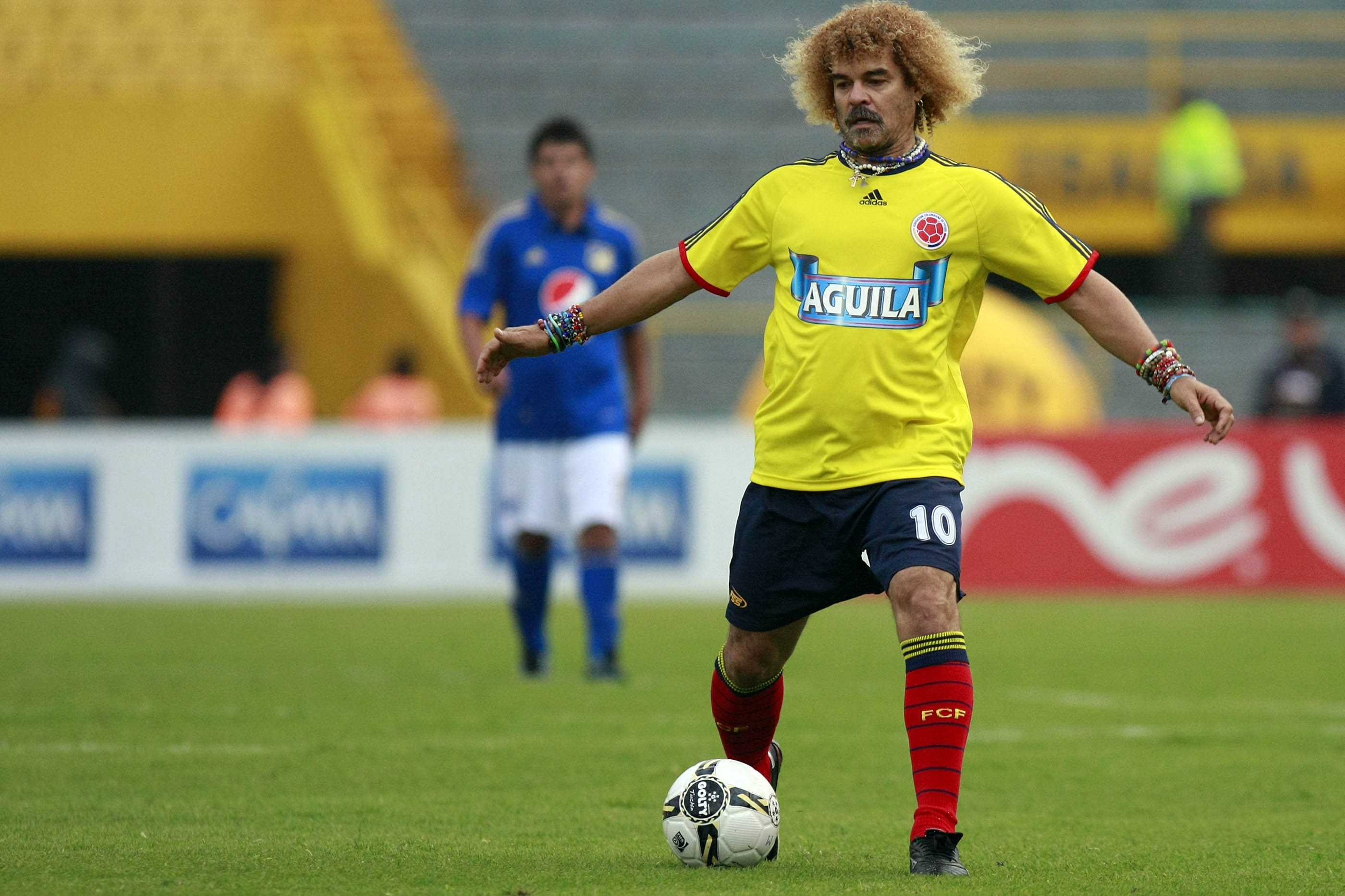 Pibe Valderrama en un partido amistoso en El Campín