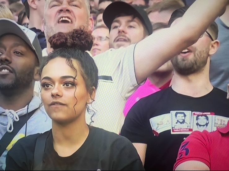 La imagen de Pablo Escobar en el partido Liverpool vs Manchester City