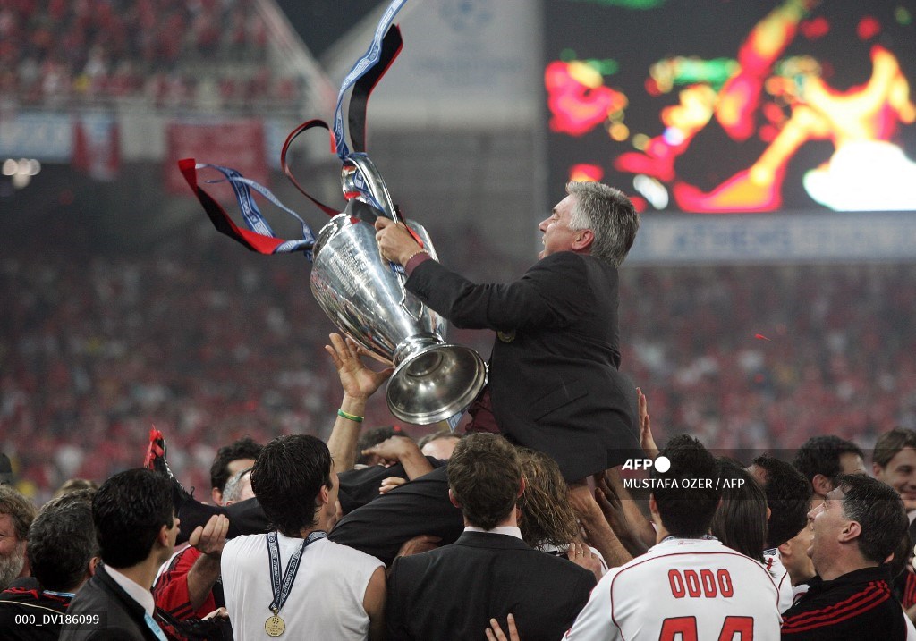Carlo Ancelotti con el título de la Champions League 2007