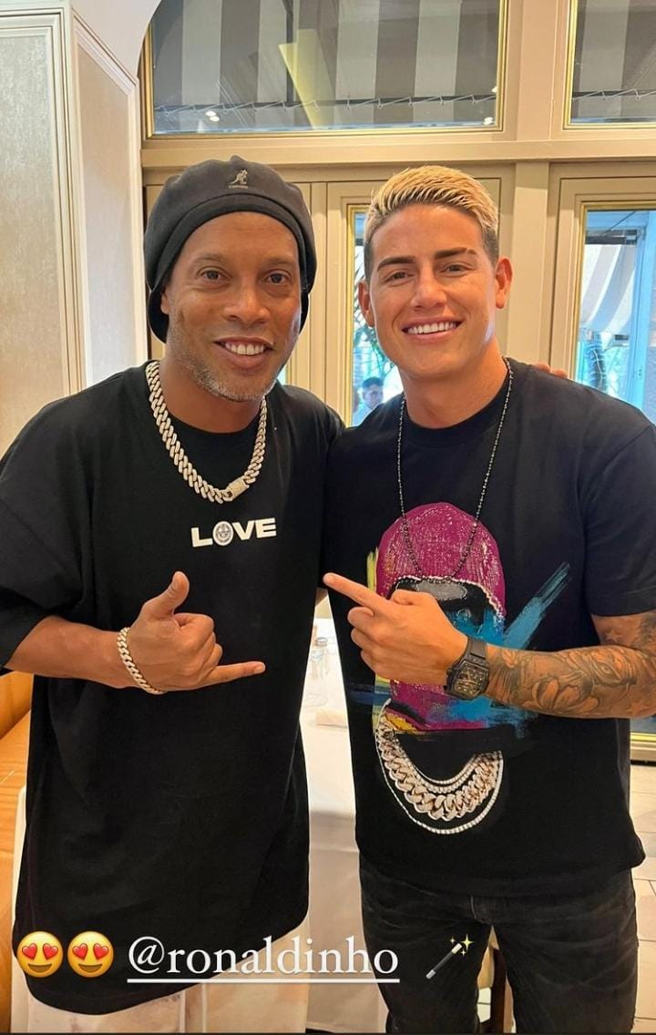 Foto de James Rodríguez junto a Ronaldinho