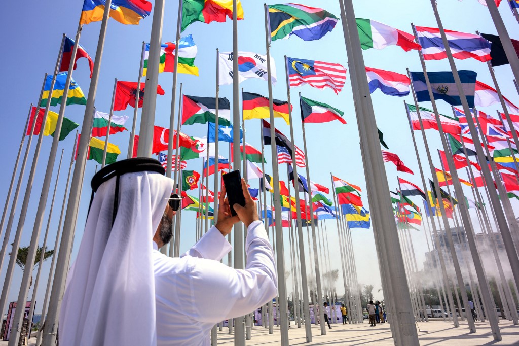 Un aficionado toma fotos en la Plaza de Banderas de Doha, Qatar