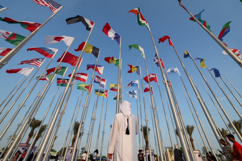 Un aficionado toma fotos en la Plaza de Banderas de Doha, Qatar