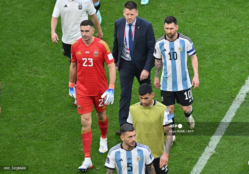 Dibu Martínez y Lionel Messi tras la derrota ante Arabia en Qatar 2022.