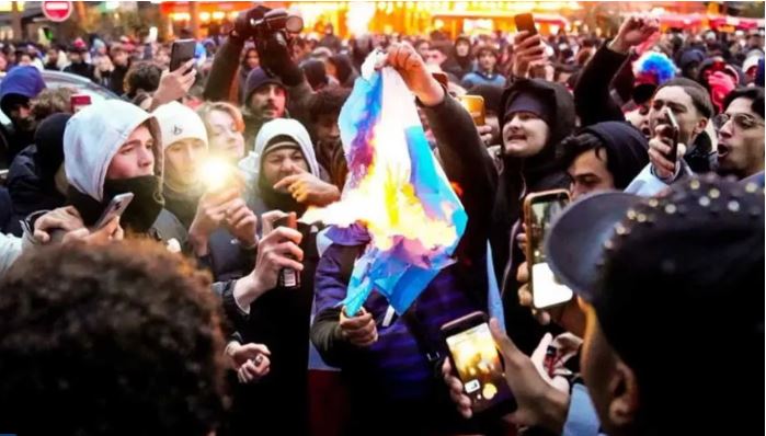 Hinchas franceses queman bandera de Argentina