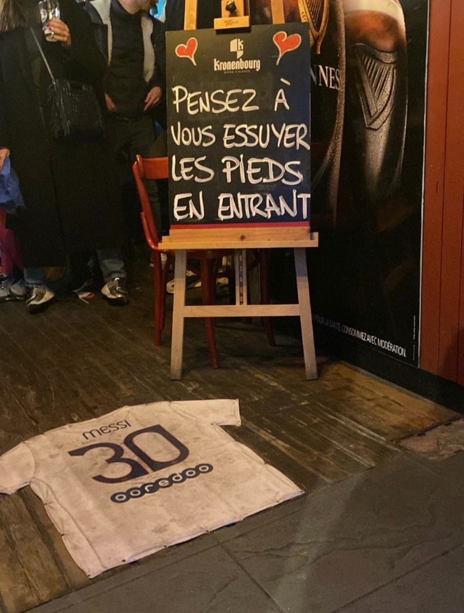 La camiseta de Messi como tapete en un bar de Francia
