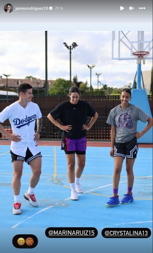 James Rodríguez en compañía de las jugadoras de baloncesto