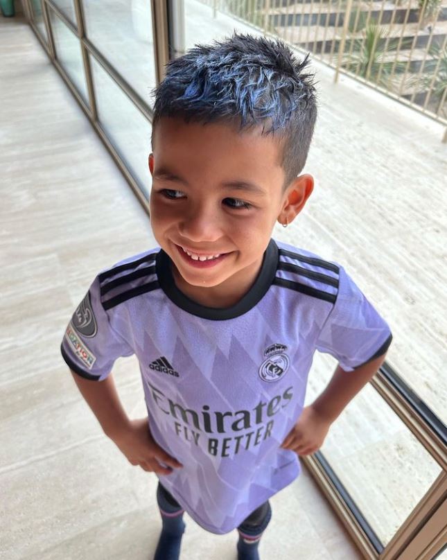 Mateo Ronaldo con la camiseta de Real Madrid