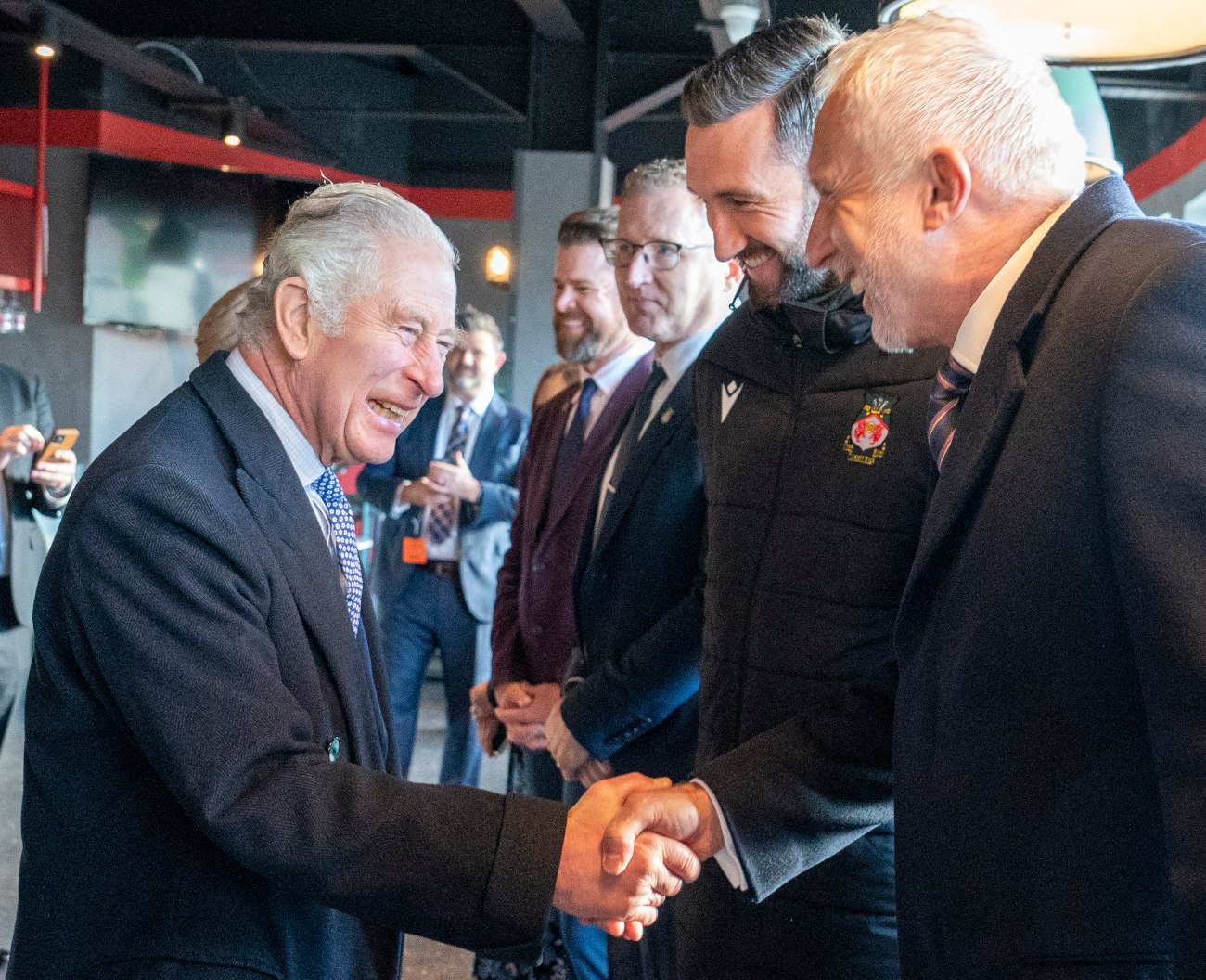 El rey Carlos se encuentra con su ex oficial de protección Andy Palmer, cuyo hijo Ollie Palmer juega para Wrexham, durante una visita al Wrexham Association Football Club en el norte de Gales. 9 de diciembre de 2022.
