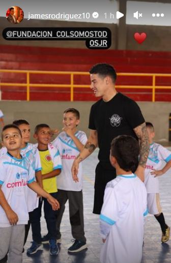James Rodríguez con los niños de su fundación