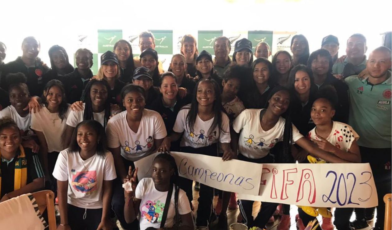 Selección Colombia con niñas de una fundación
