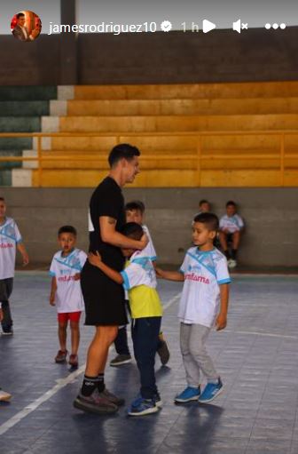 James Rodríguez con los niños de su fundación