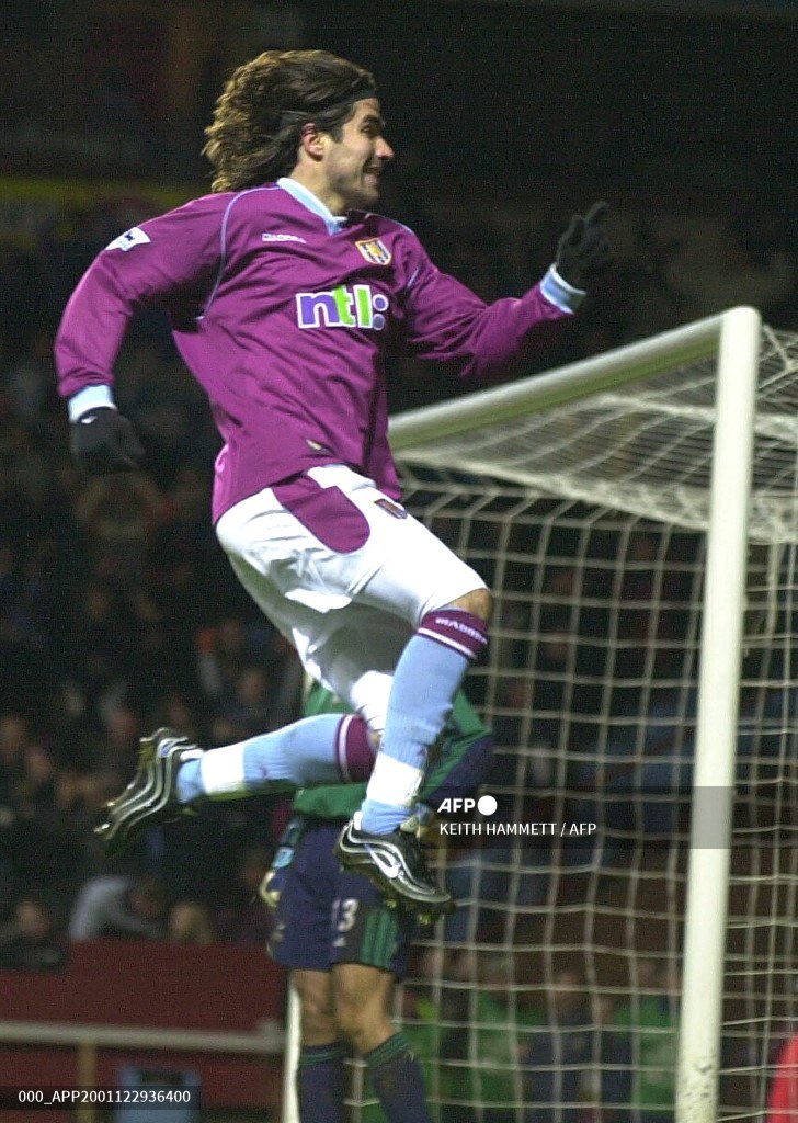 Juan Pablo Ángel en Aston Villa en 2001