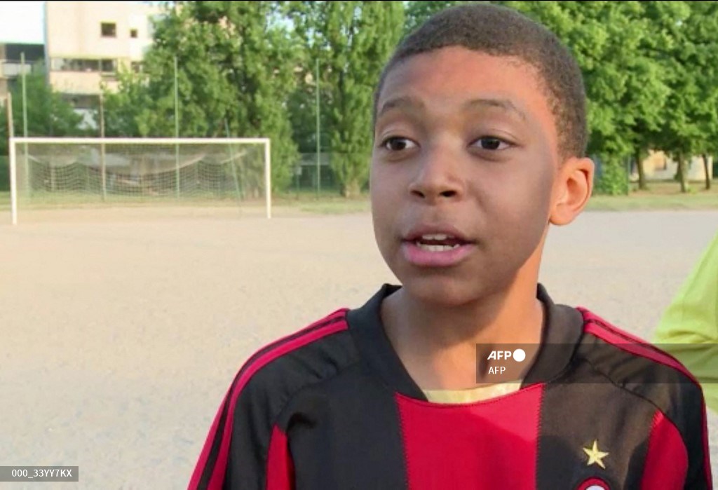 Kylian Mbappé con la camiseta del Milán