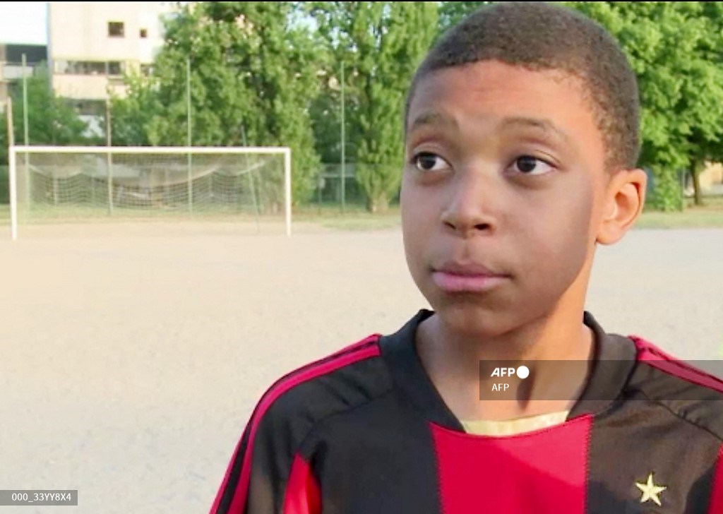 Kylian Mbappé con la camiseta del Milán