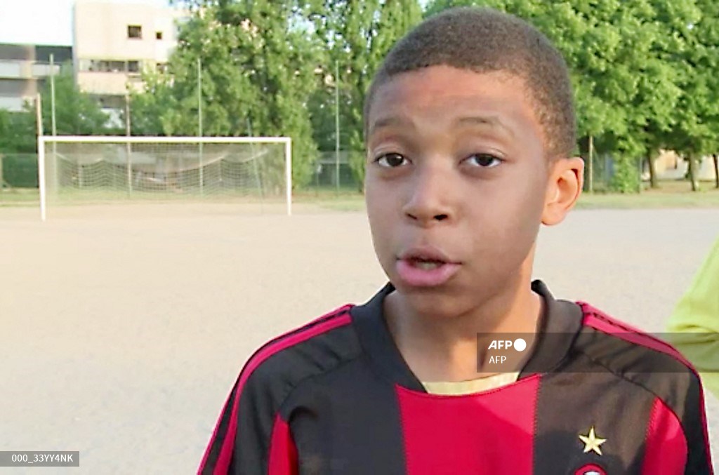 Kylian Mbappé con la camiseta del Milán