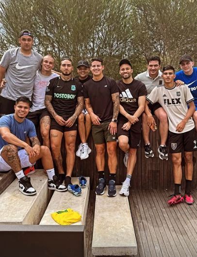 James Rodríguez de vacaciones con varios futbolistas