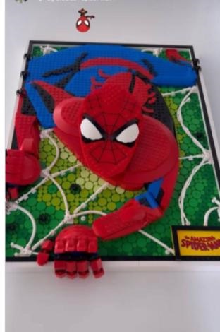 Figura Spiderman armada por la familia Messi