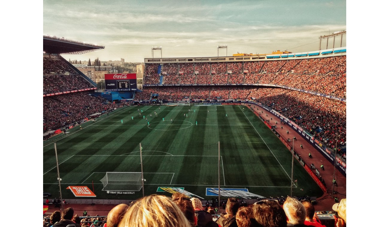 Hinchas del fútbol en estadio en Europa