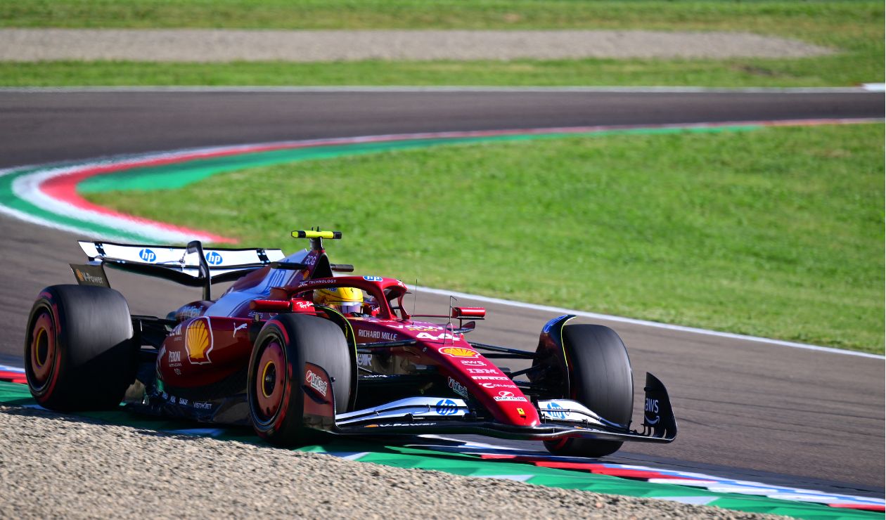 Hamilton en entrenamientos libres de la F1 para el Gran Premio Emilia Romaña
