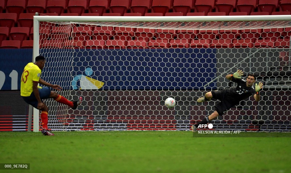 Dibu Martínez le gritó de todo a Yerry Mina en una Copa América.