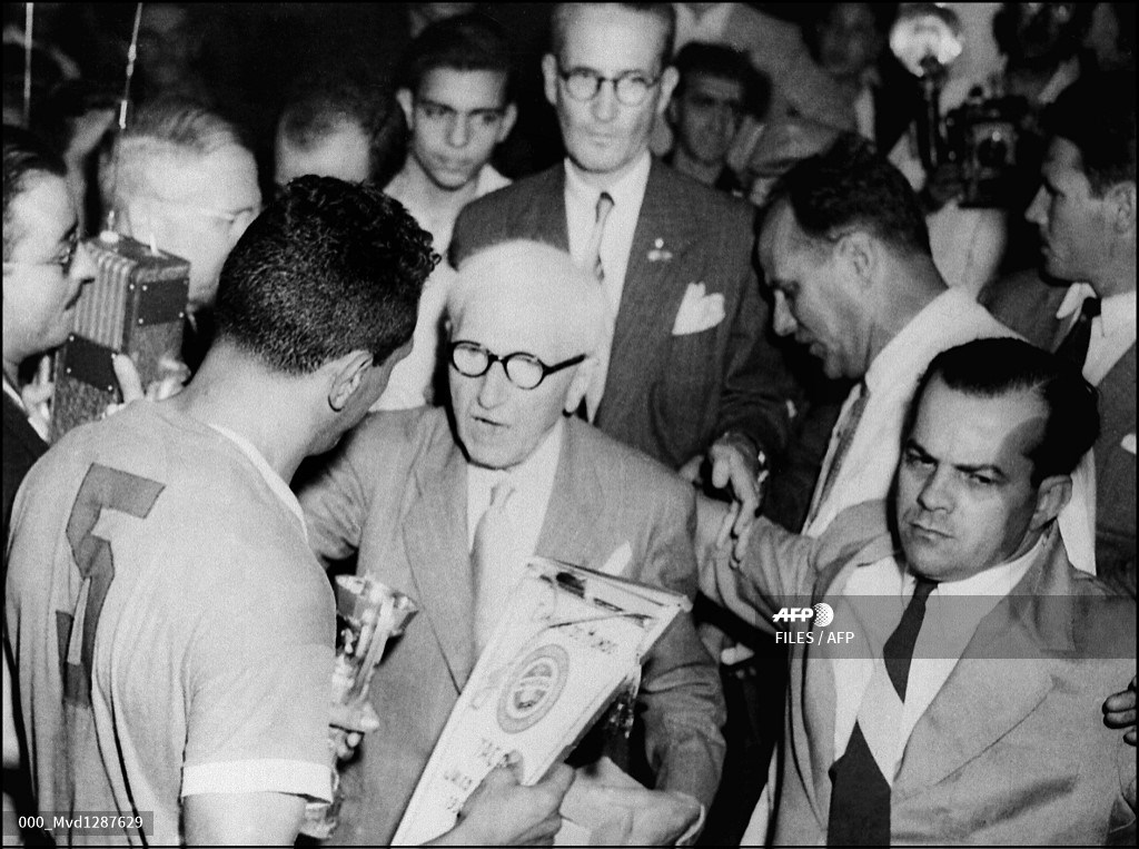 Jules Rimet entregó la copa al capitán uruguayo