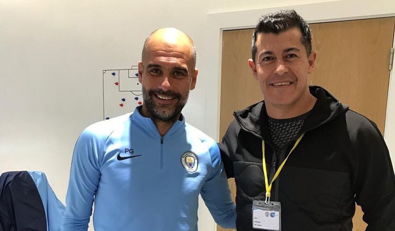 Jorge Almirón y Pep Guardiola luego de un entrenamiento con el Manchester City