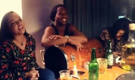 Ronaldinho con Priscilla Coelho y Beatriz Souza