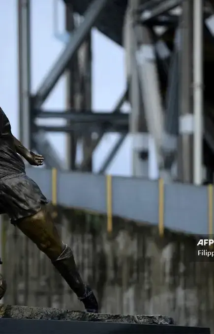 Escultura de Diego Maradona 2021-2 Escultura de Diego Maradona 2021-2