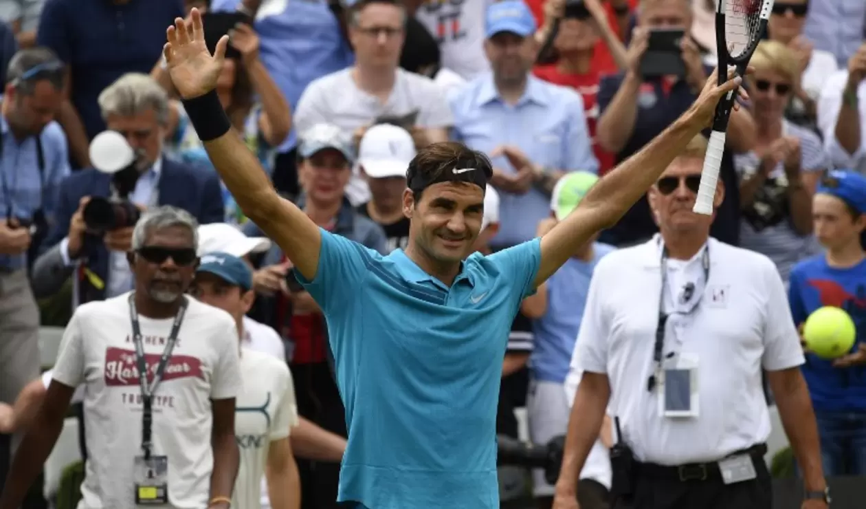 El suizo Roger Federer celebra la victoria contra el canadiense Milos Raonic en el ATP Mercedes Cup, en Stuttgart