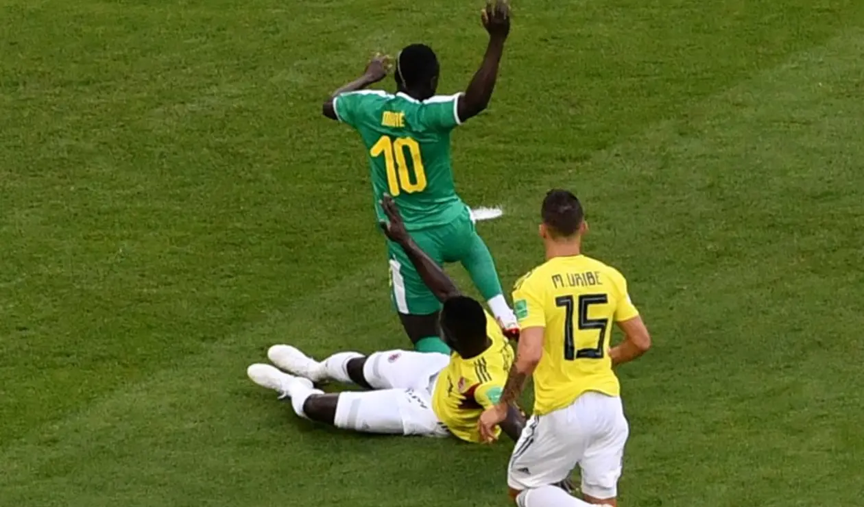 Sánchez y Mané en jugada analizada por el VAR por supuesta falta.