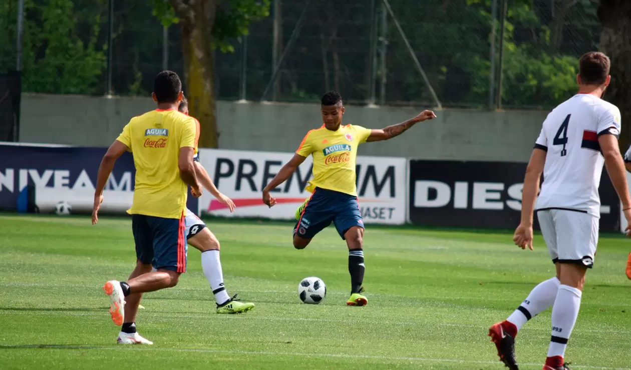 Wílmar Barrios ante un jugador juvenil del Génova 