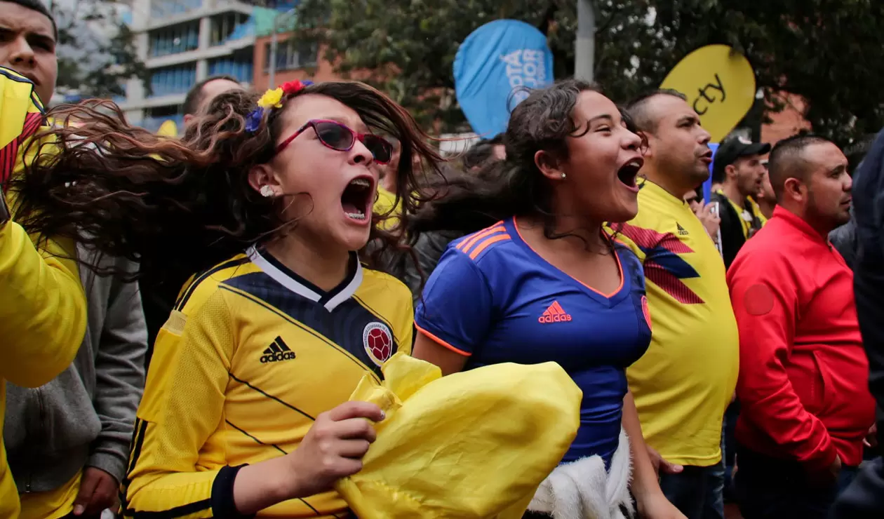 Hinchas de la Selección Colombia celebrando la clasificación a octavos de final 