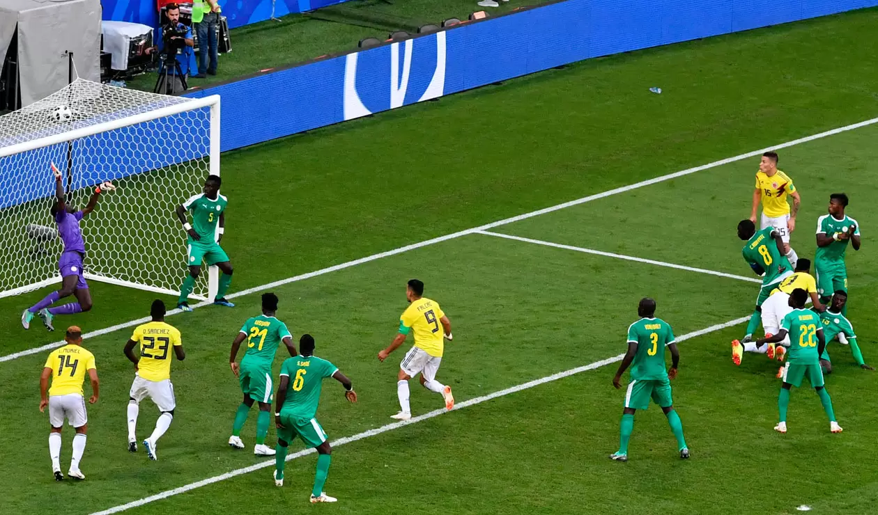 Yerry Mina remata de cabeza para el gol de Colombia ante Senegal