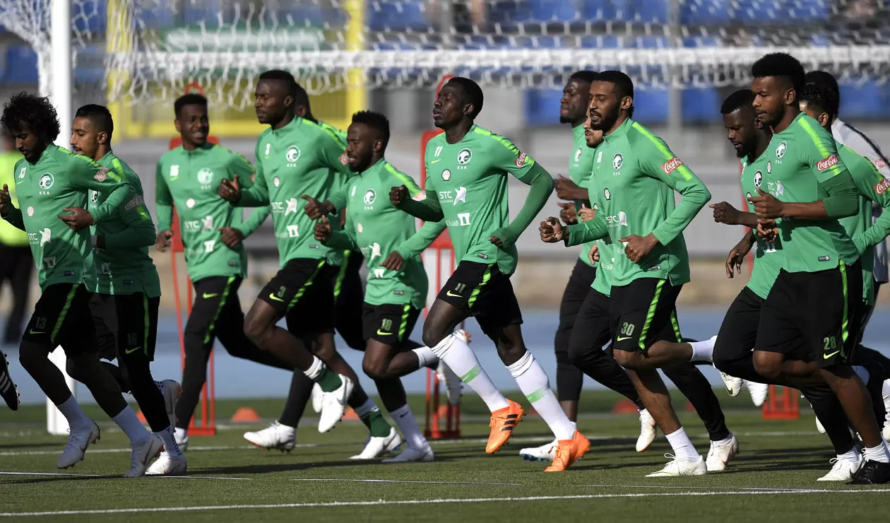 La Selección de Arabia Saudita calentando motores en el estadio Petrovsky, en Rusia 2018  