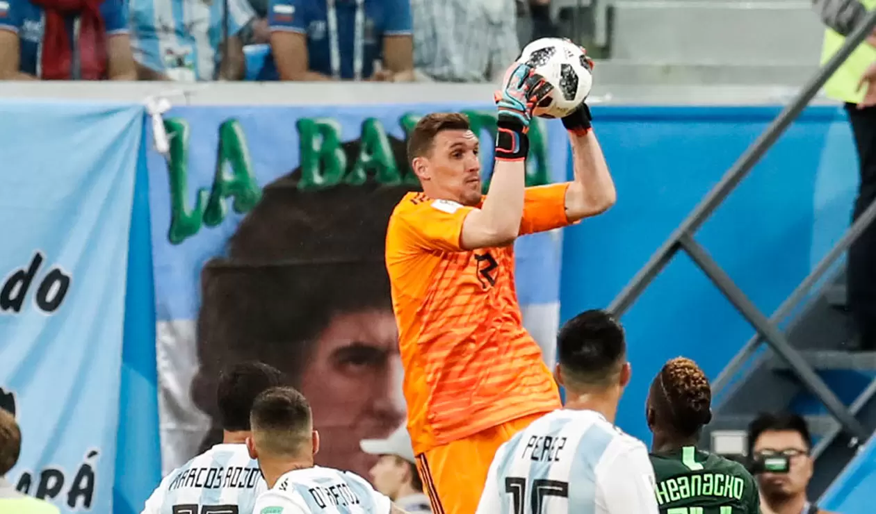 Franco Amani atrapa un balón cuando Argentina empataba 1-1 ante Nigeria