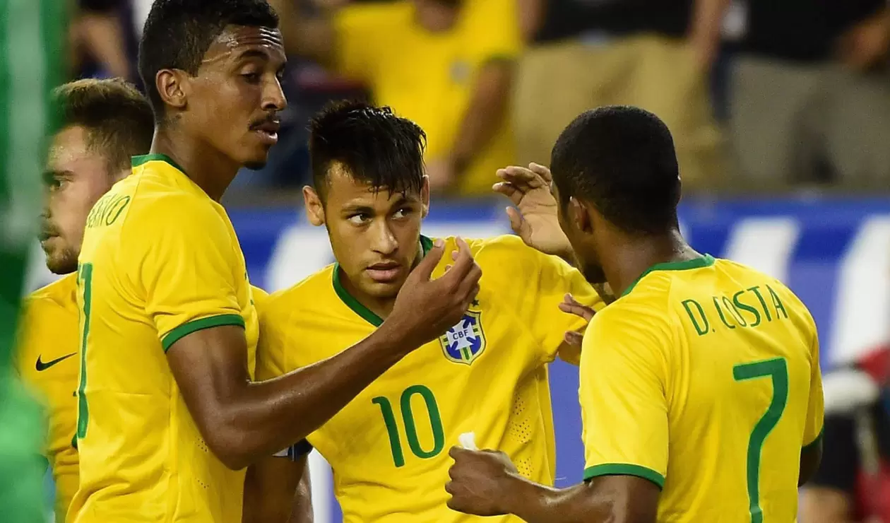 Douglas Costa junto a Neymar en la Selección de Brasil