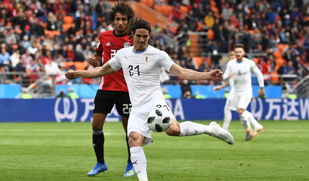 Edinson Cavani apunto de impactar la pelota en el partido Egipto Vs Uruguay