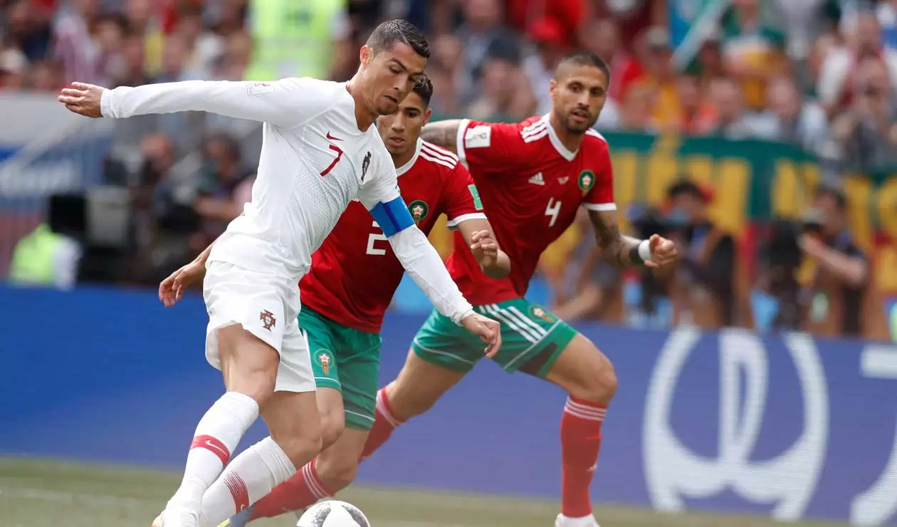 Cristiano Ronaldo frente a dos jugadores de Marruecos